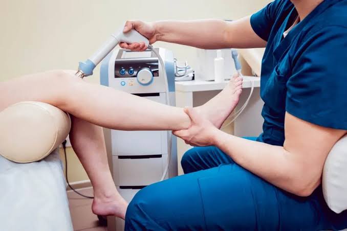 فواید فیزیوتراپی چیست و چگونه به شما کمک میکند؟