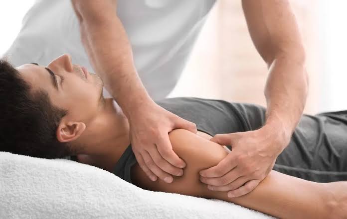 ماساژ درمانی در رشت چیست و چه تفاوتی با ماساژ معمولی دارد؟
