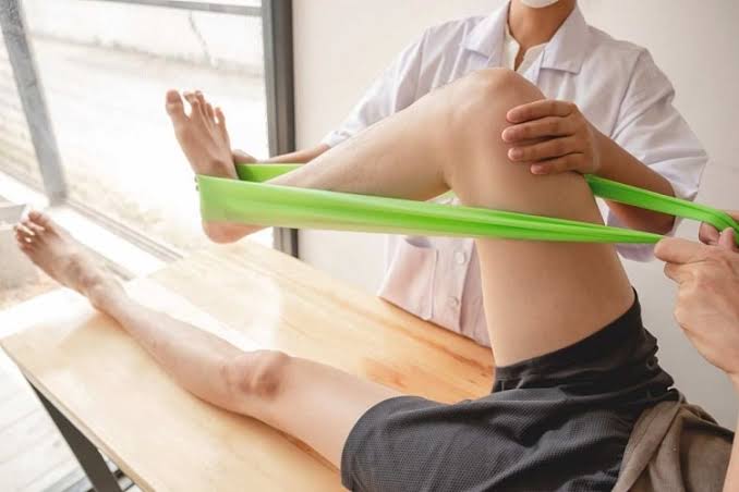 فیزیوتراپی زانو در رشت؛ چه مشکلاتی با فیزیوتراپی بهتر می‌شوند؟