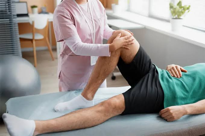 چه زمانی باید سراغ ماساژ درمانی در رشت برویم، نه فیزیوتراپی کامل؟