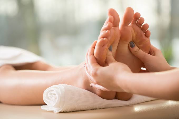 چه زمانی باید سراغ ماساژ درمانی در رشت برویم، نه فیزیوتراپی کامل؟