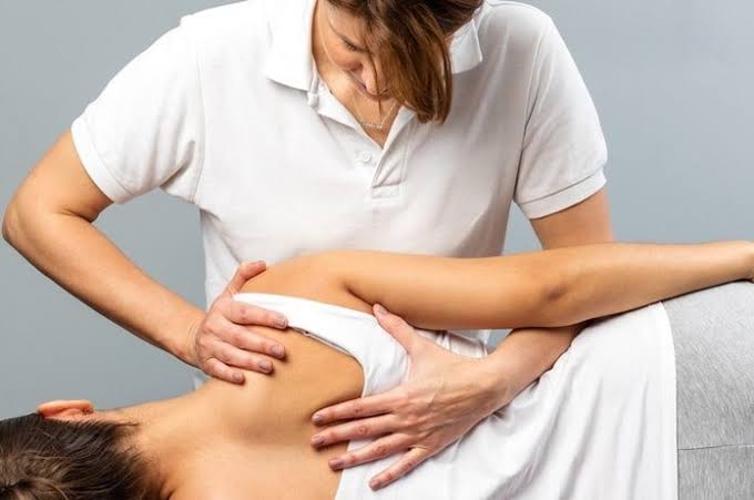 درد بین دو کتف؛ علت چیست و فیزیوتراپی در رشت چگونه کمک می‌کند؟