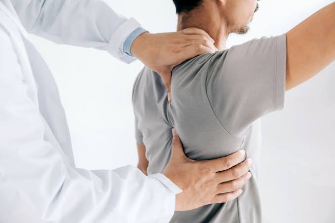درد بین دو کتف؛ علت چیست و فیزیوتراپی در رشت چگونه کمک می‌کند؟