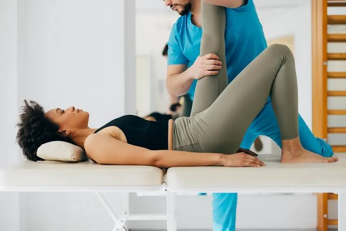فیزیوتراپی برای سیاتیک در رشت؛ چه تمرینهایی مناسب هستند؟