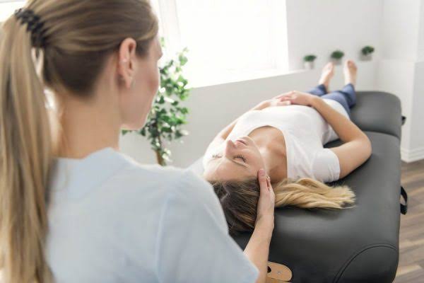 سردردی که از گردن شروع میشود؛ آیا فیزیوتراپی در رشت میتواند کمک کند؟