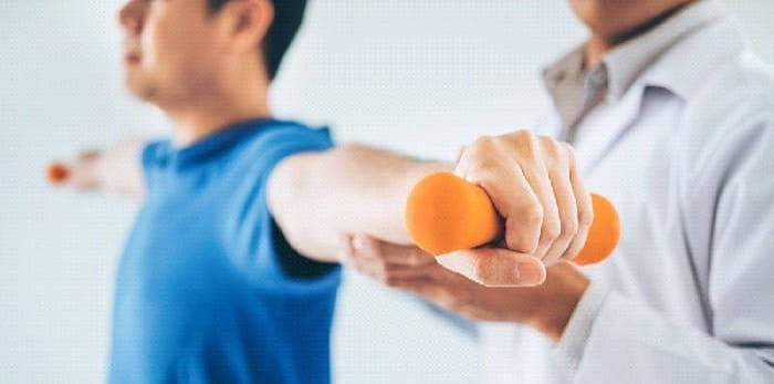 فیزیوتراپی برای درد مزمن در رشت؛ چرا درمان فقط به کاهش درد محدود نمیشود؟