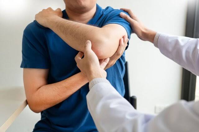 چه زمانی برای درد عضلانی باید به فیزیوتراپیست در رشت مراجعه کنیم؟