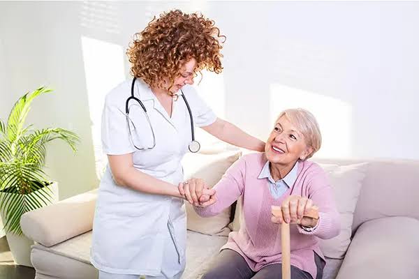فیزیوتراپی در منزل یا کلینیک در رشت؛ کدام گزینه برای شما مناسب‌تر است؟