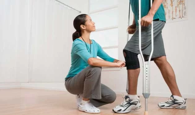 توانبخشی بعد از پارگی رباط صلیبی در رشت؛ فیزیوتراپی چه نقشی دارد؟